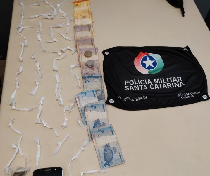 Traficante flagrado vendendo crack é preso em Criciúma